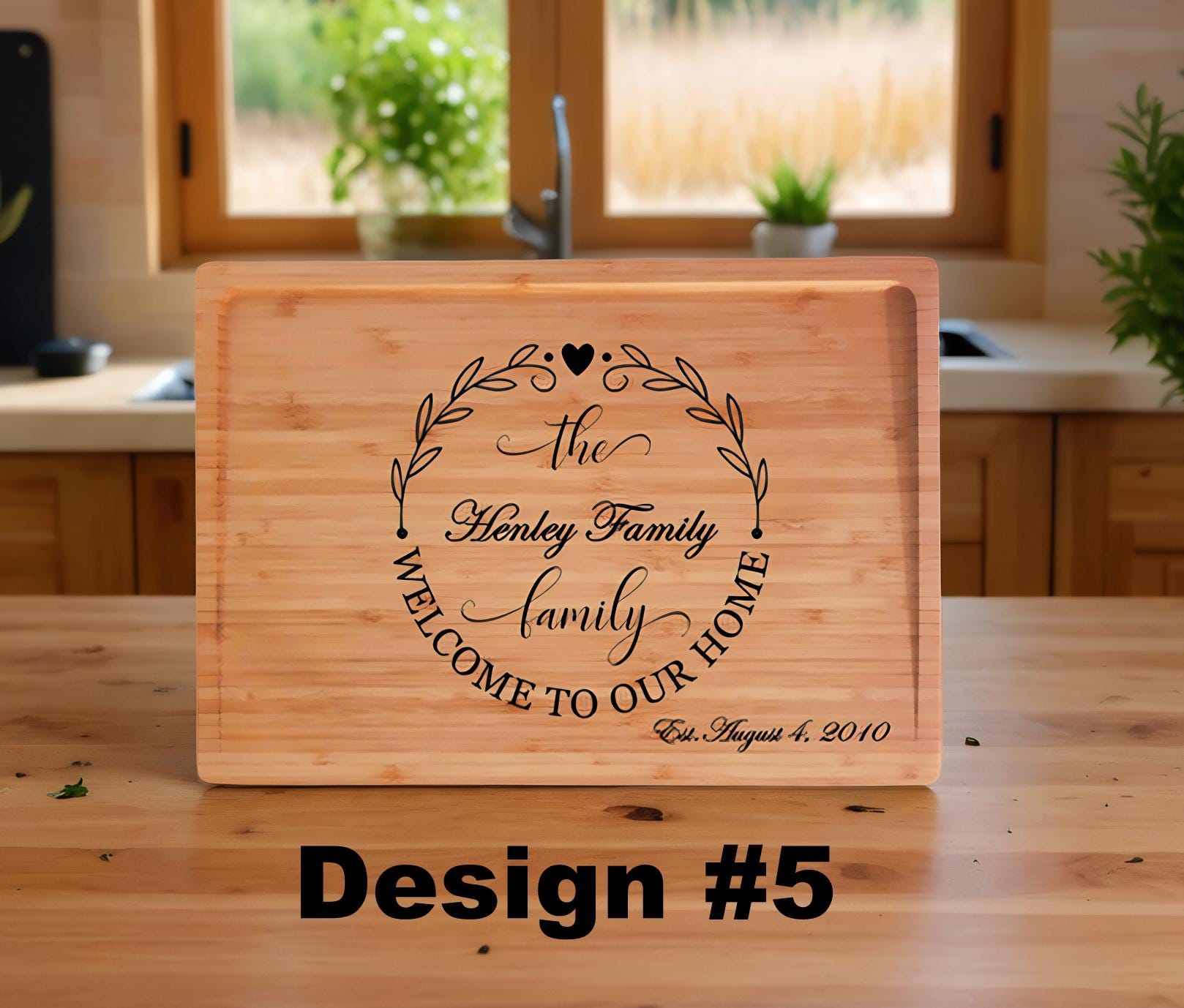 Personalized Bamboo Cutting Board: Engraved Family Name & Wreath